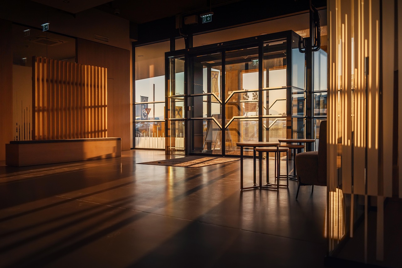 Crystal Door Knobs vs Glass: What’s the Difference?
