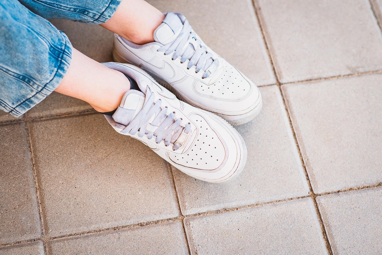 The Difference Between Nike Air Force 1 and 07 with Complete Guide