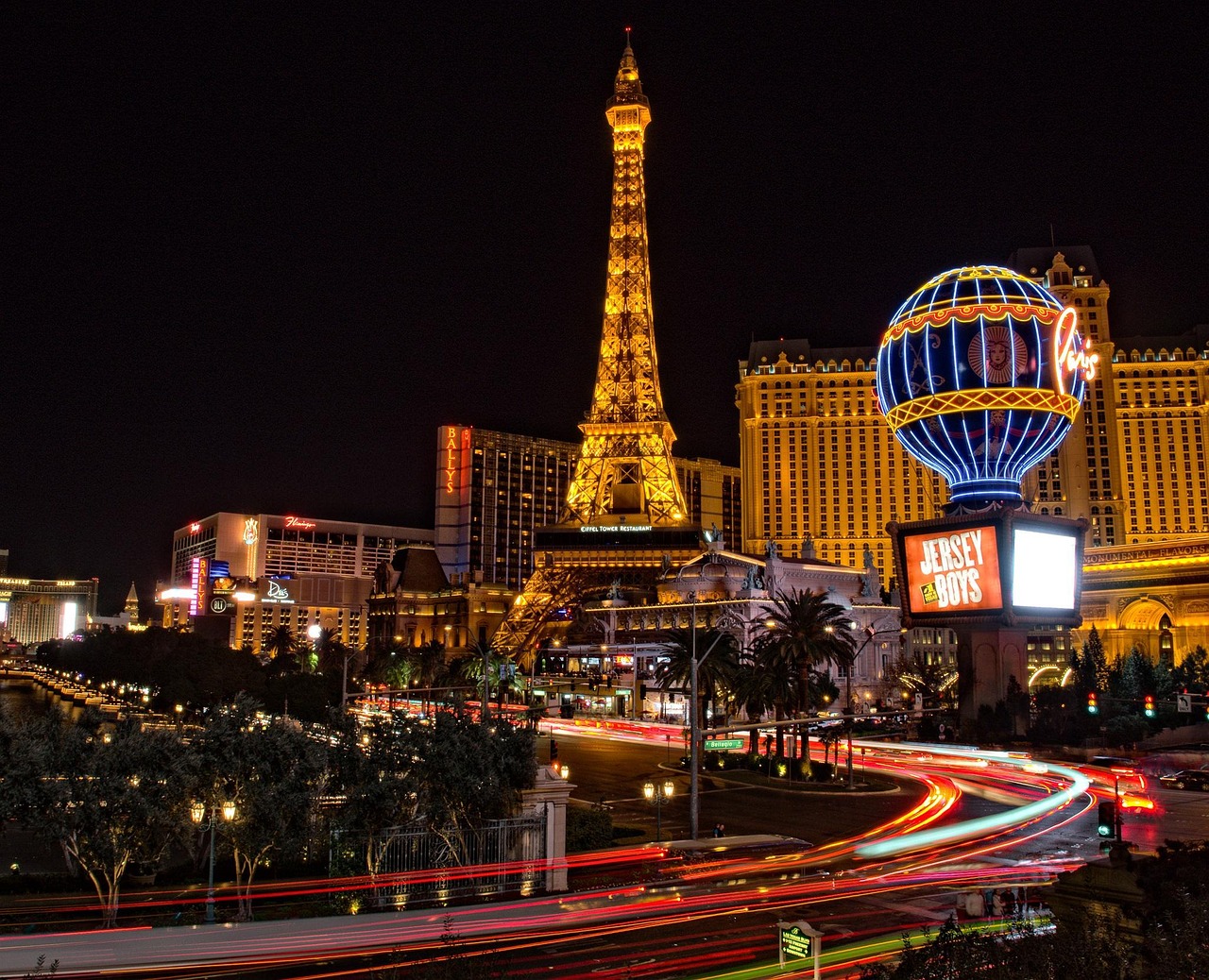 Planning a Las Vegas Group Trip: What to Look for in a Hotel That Does It All