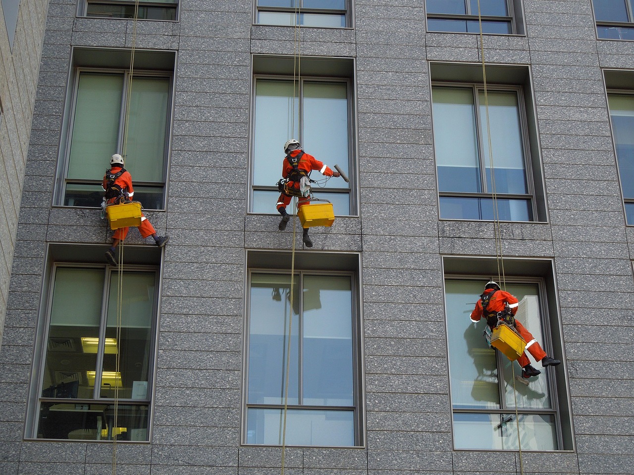 What Are Commercial Window Cleaning Services and How to Hire?