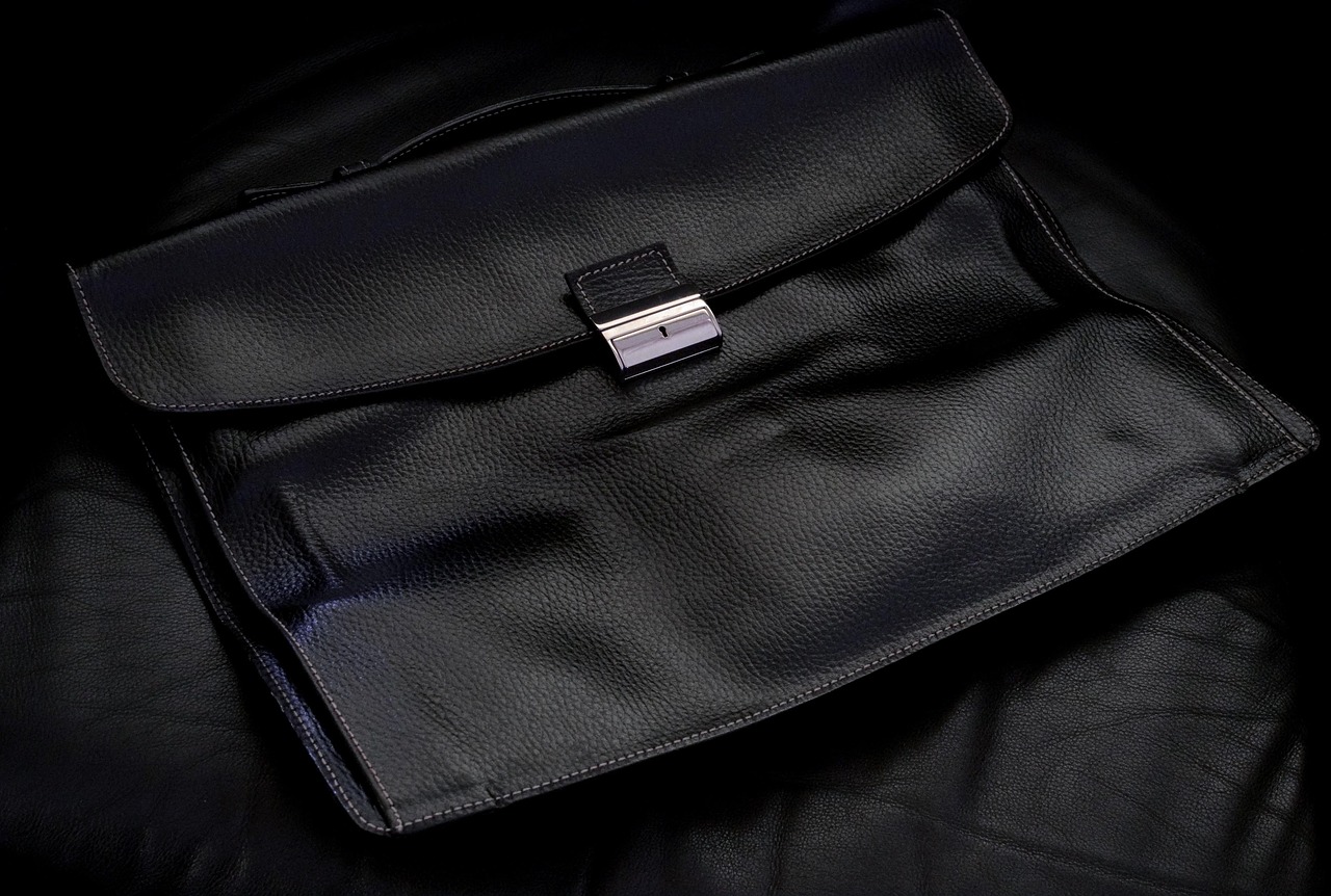5 Reasons Why The Black Crossbody Bag Is The Perfect Summer Bag?